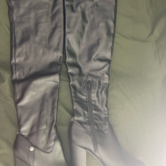 DANDRA Guess Knee Boots - Picture 3 of 8
